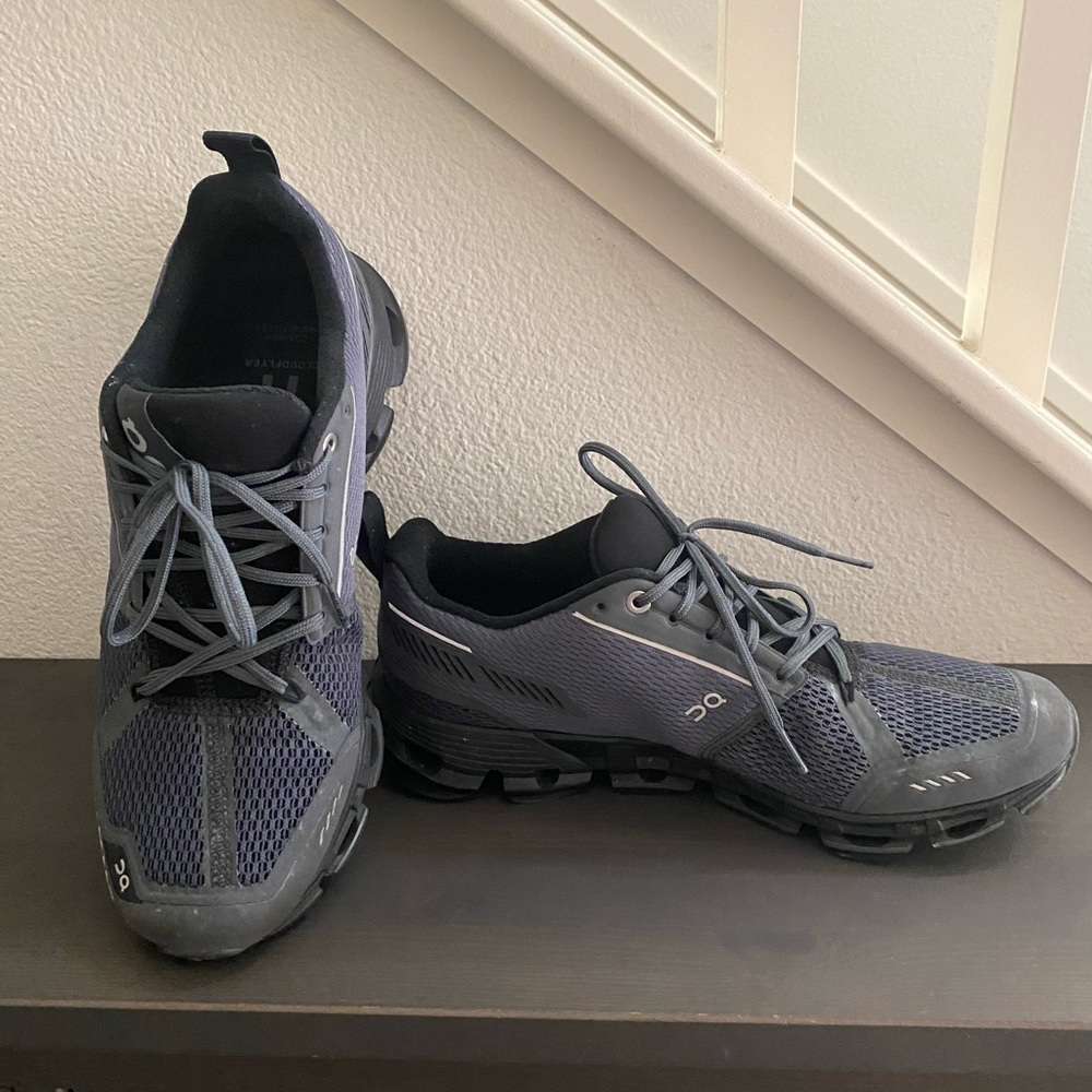 On cloud running shoes- women’s 9.5